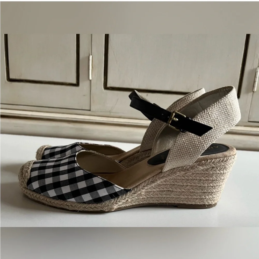 ANNE KLEIN IFLEX WEDGE SANDALS WOMENS SIZE 9M -black & white gingham check